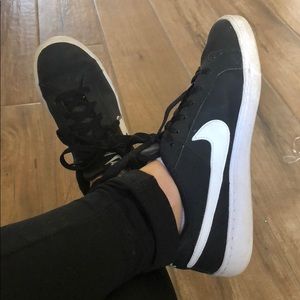 EUC Nike Black & White Court sneakers.